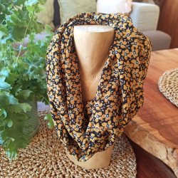 snood-fleuri-noir-et-jaune-1