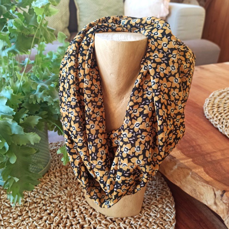 snood-fleuri-noir-et-jaune-1