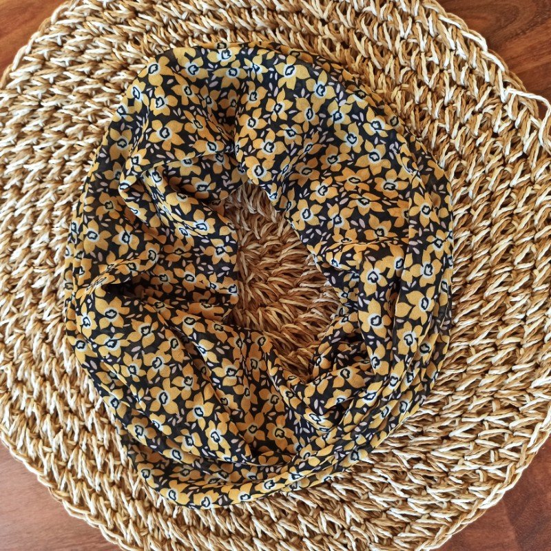 snood-fleuri-noir-et-jaune-2