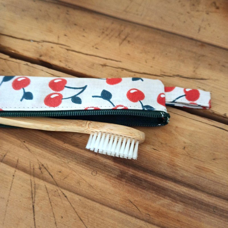 etui-a-brosse-a-dents-cerise-3