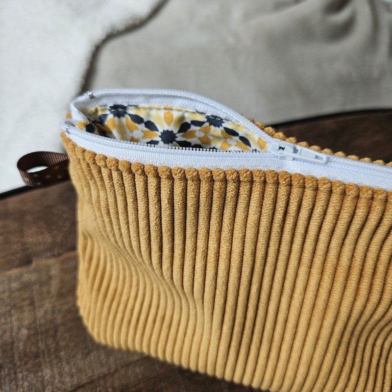 trousse-velours-speciale-moutarde-2