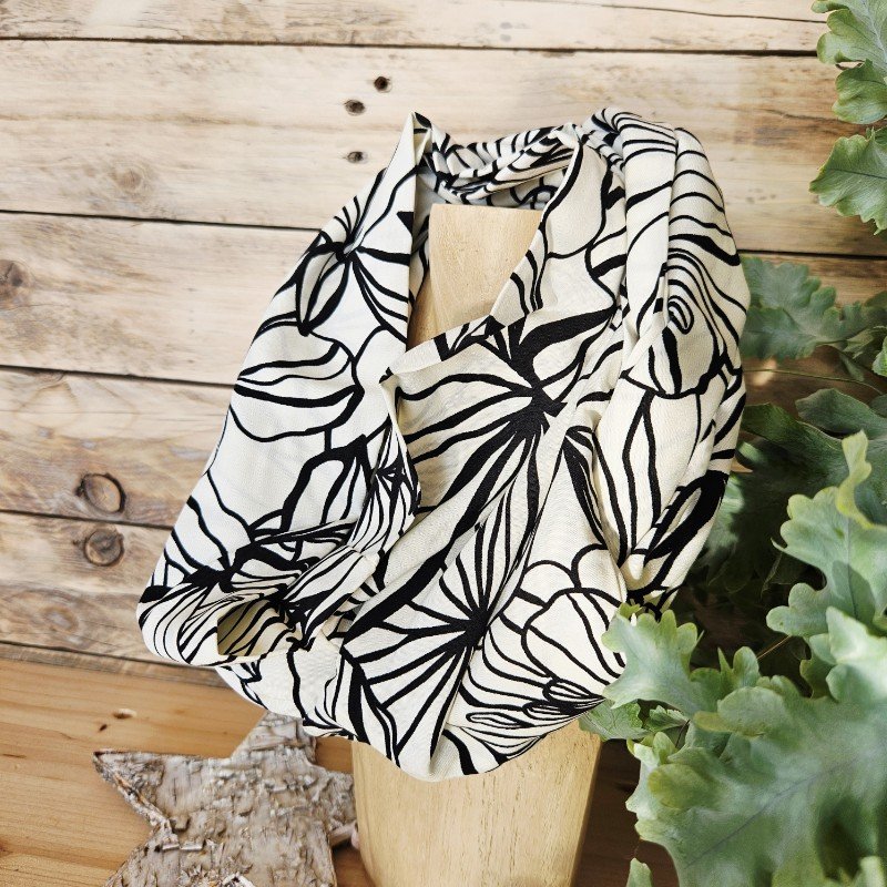 snood-tour-de-cou-fleurs-noir-et-blanc