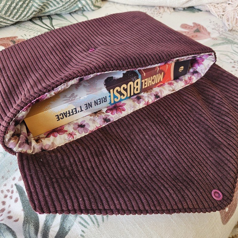 poche-a-livre-grand-format-prune-velours-fleur-2